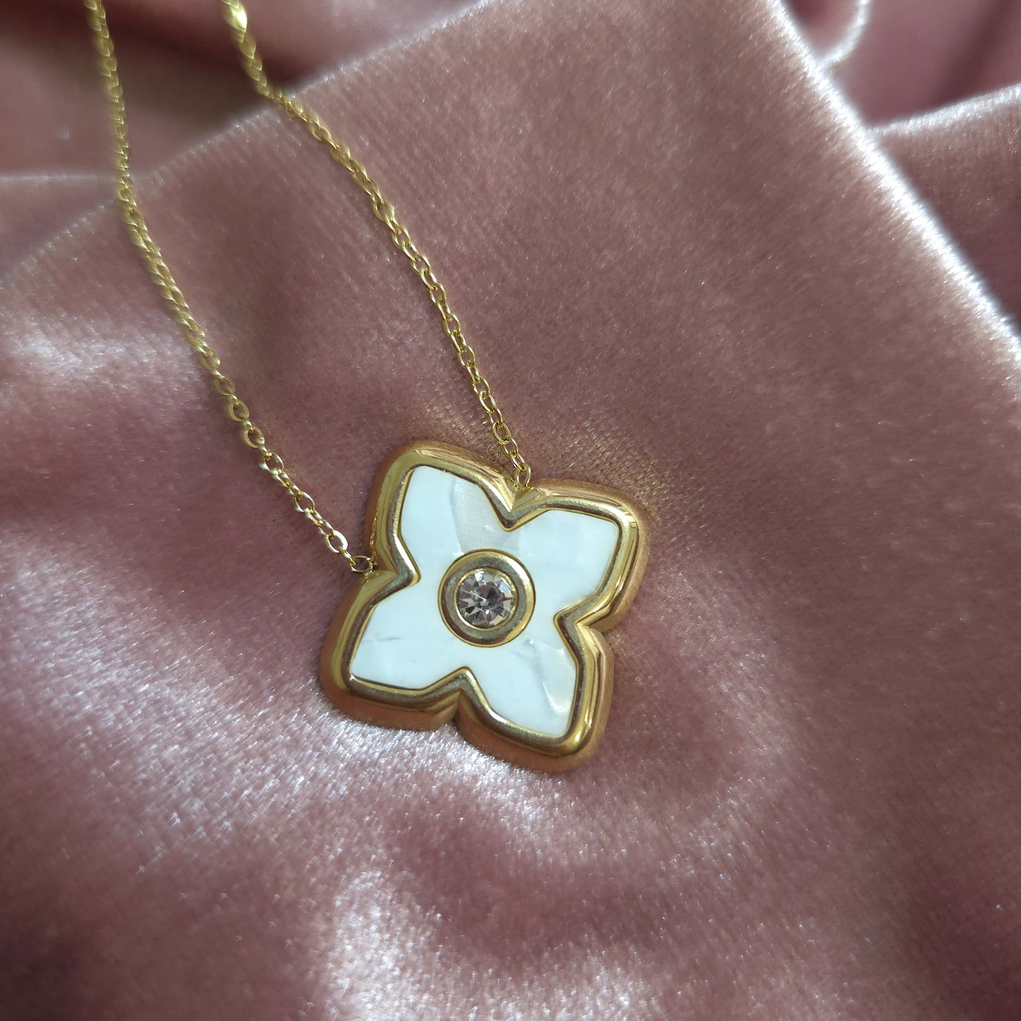 COLLIER ETOILE.BLANCHE NACRÉE