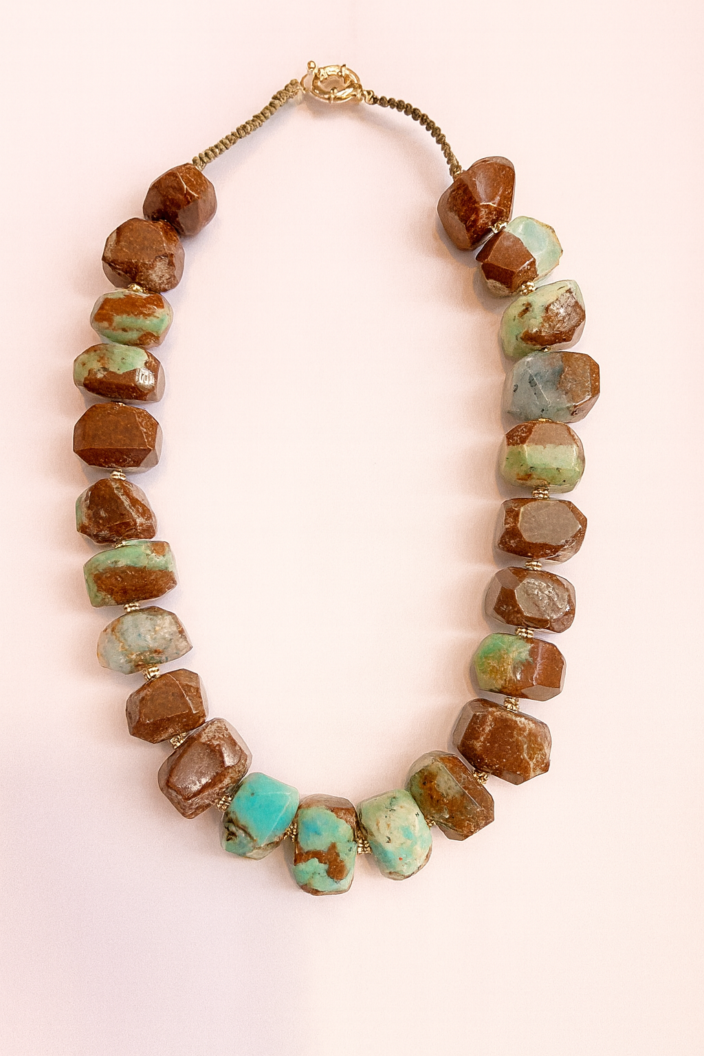 Collier vert et marron