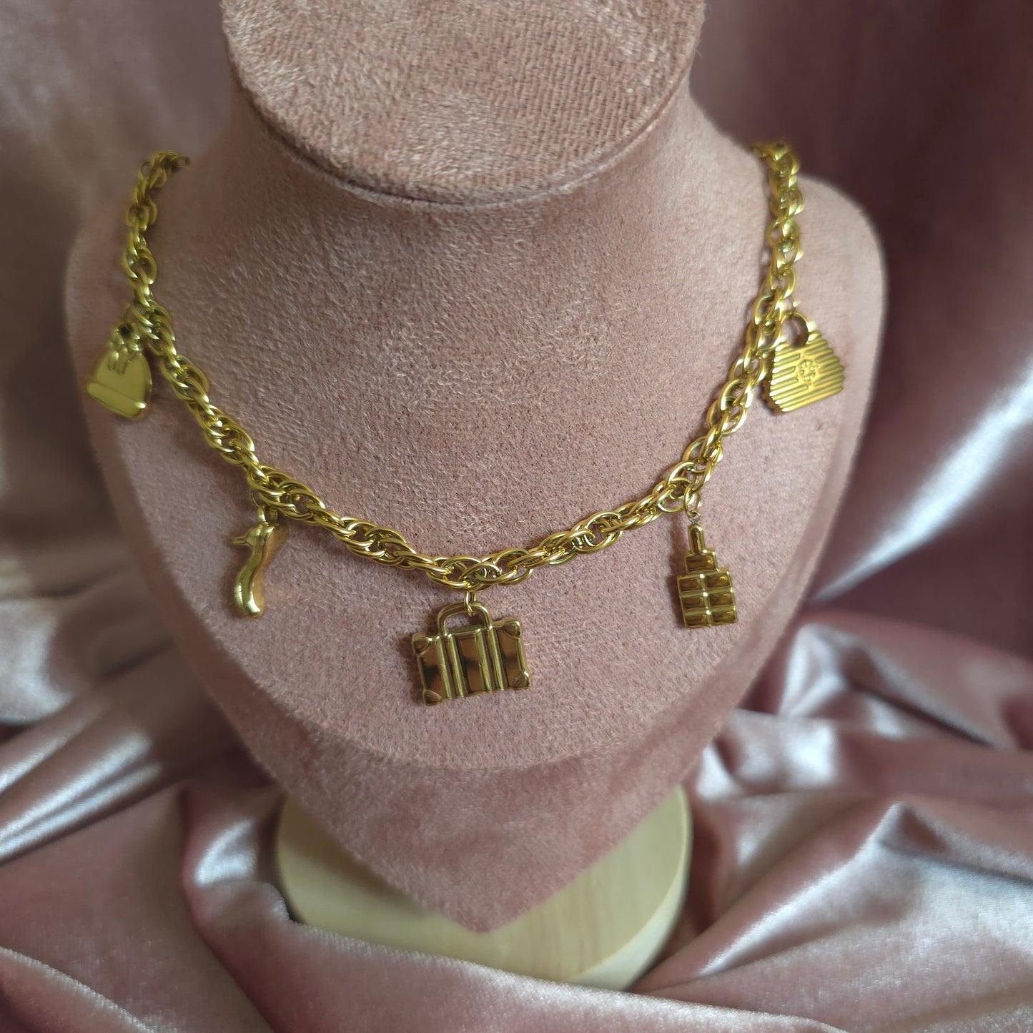 COLLIER GIRLY