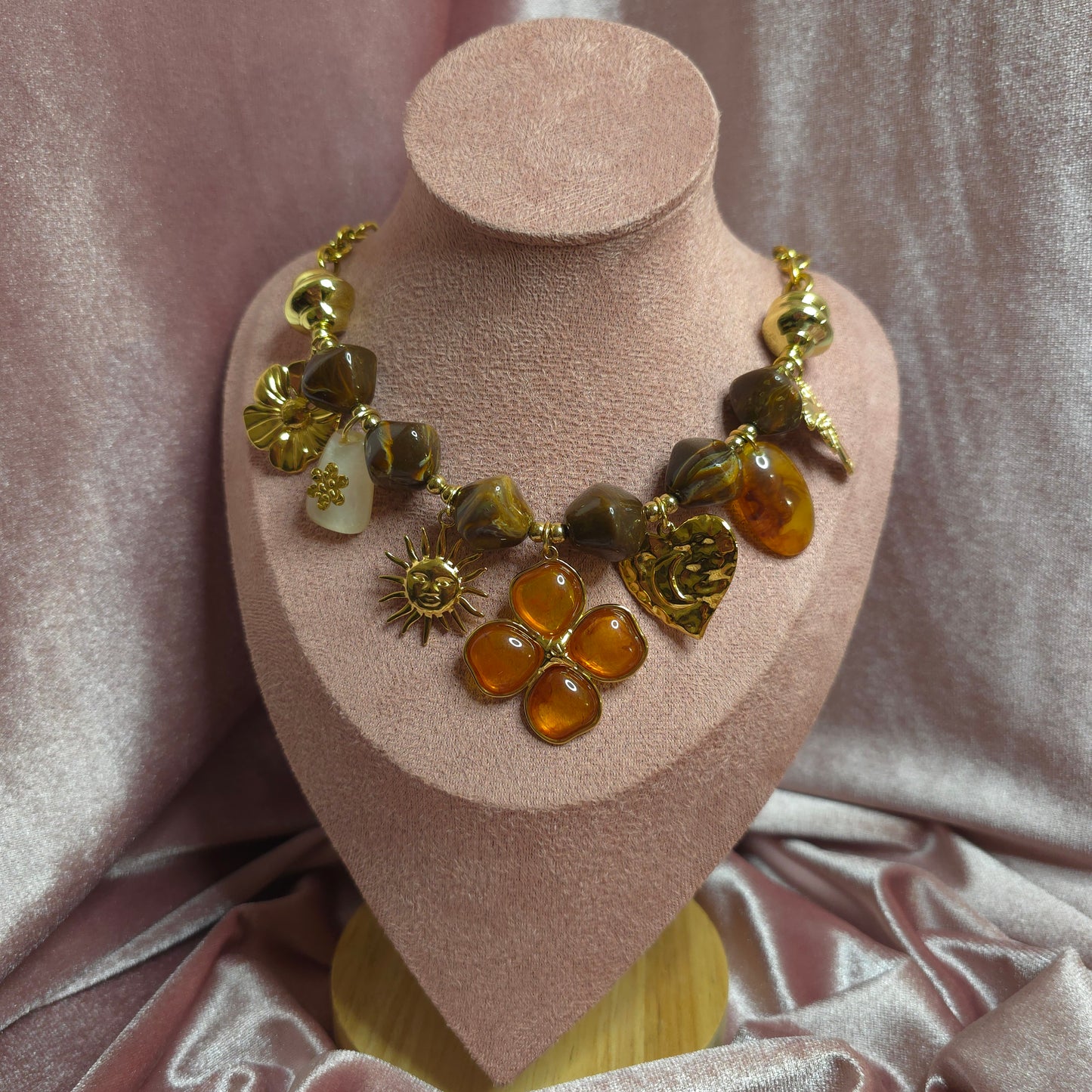 COLLIER 17