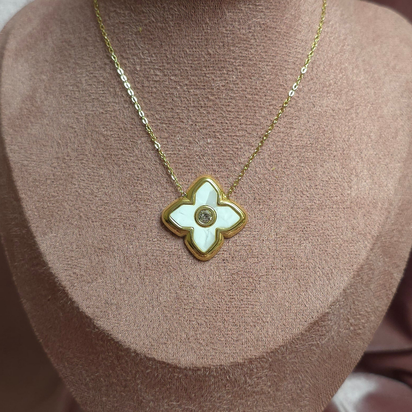 COLLIER ETOILE.BLANCHE NACRÉE