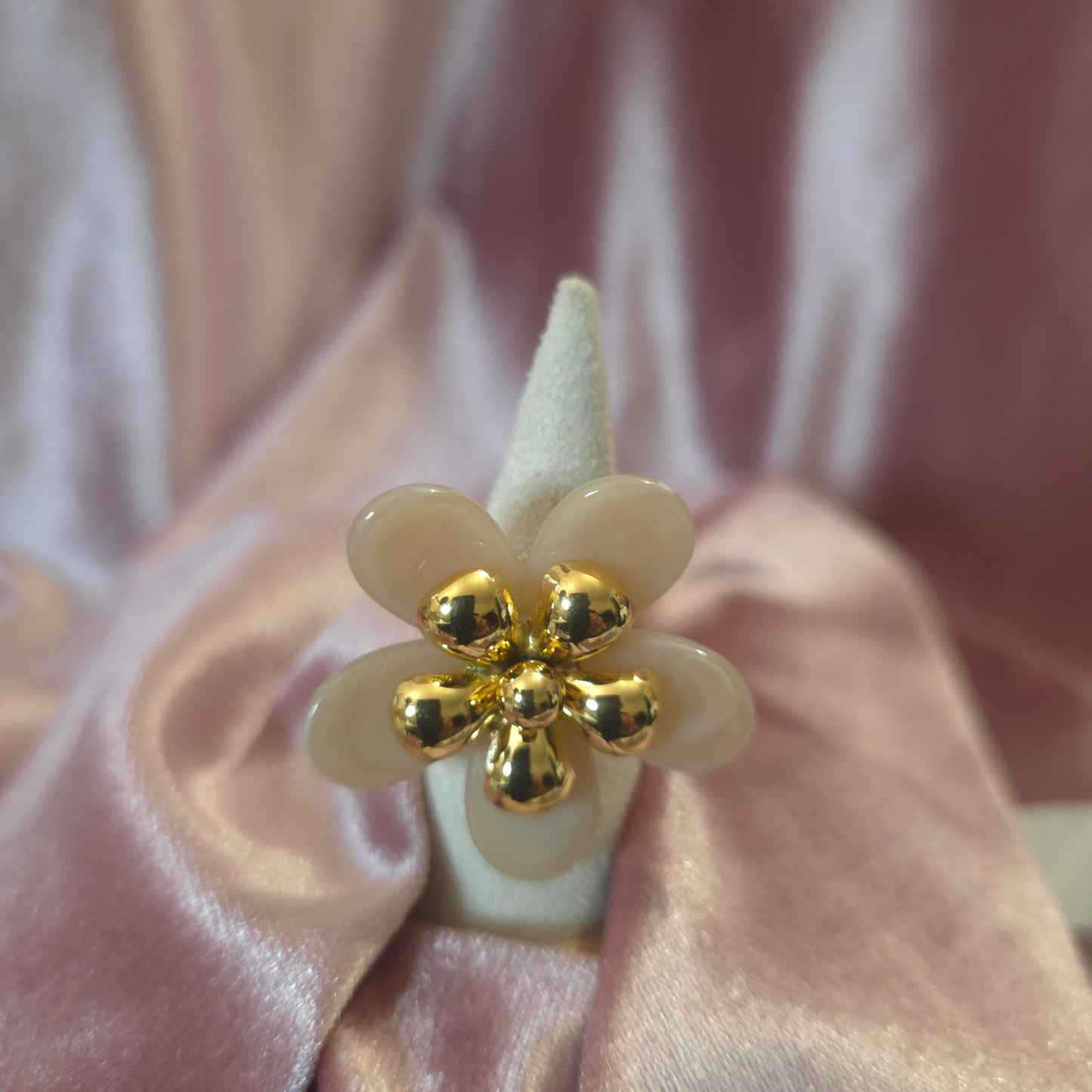 Bague fleur beige
