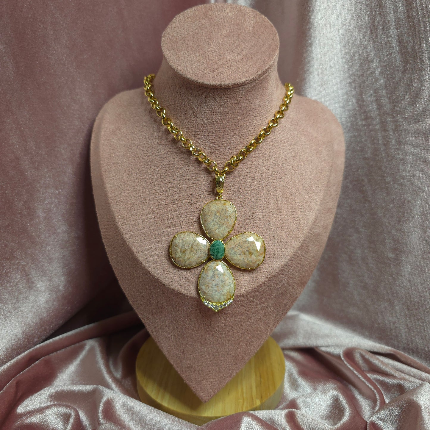 COLLIER Fleur pierre naturelle rose