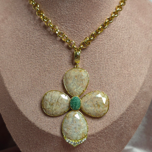 COLLIER Fleur pierre naturelle rose