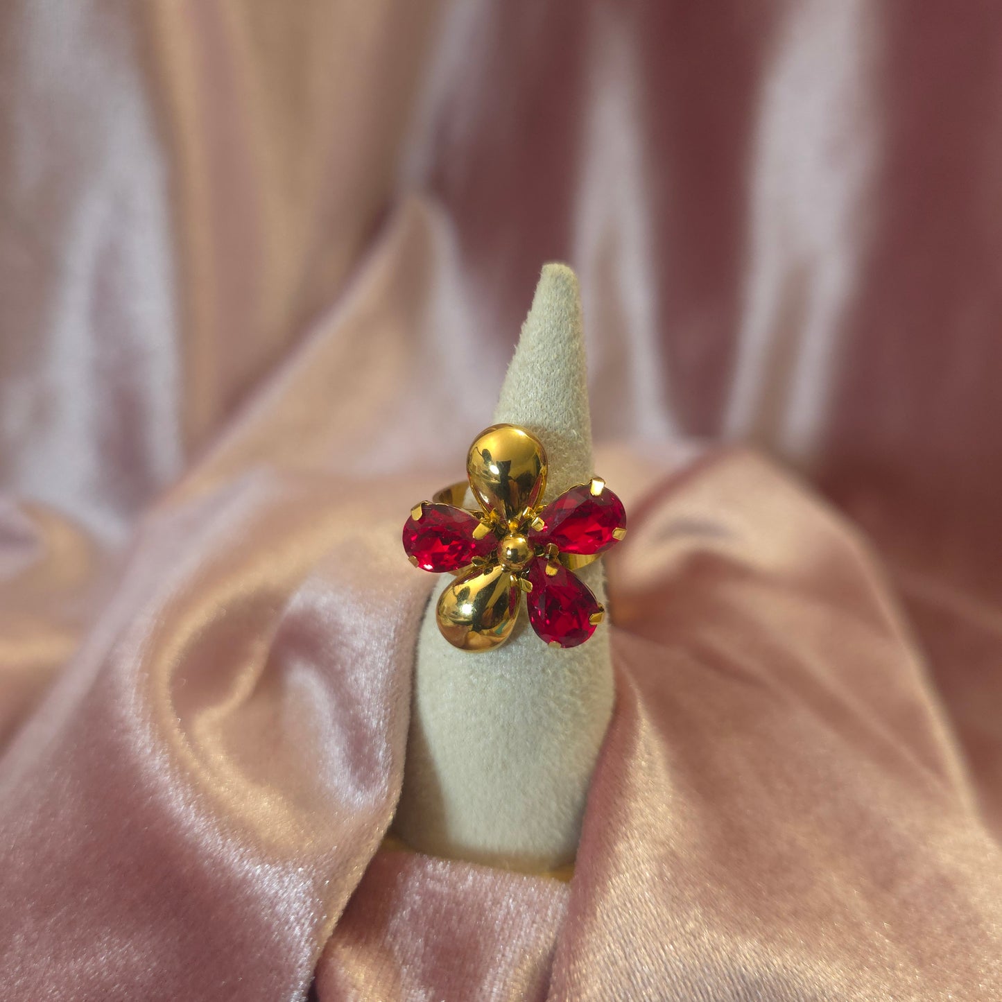 Bague petite fleur cristal rouge